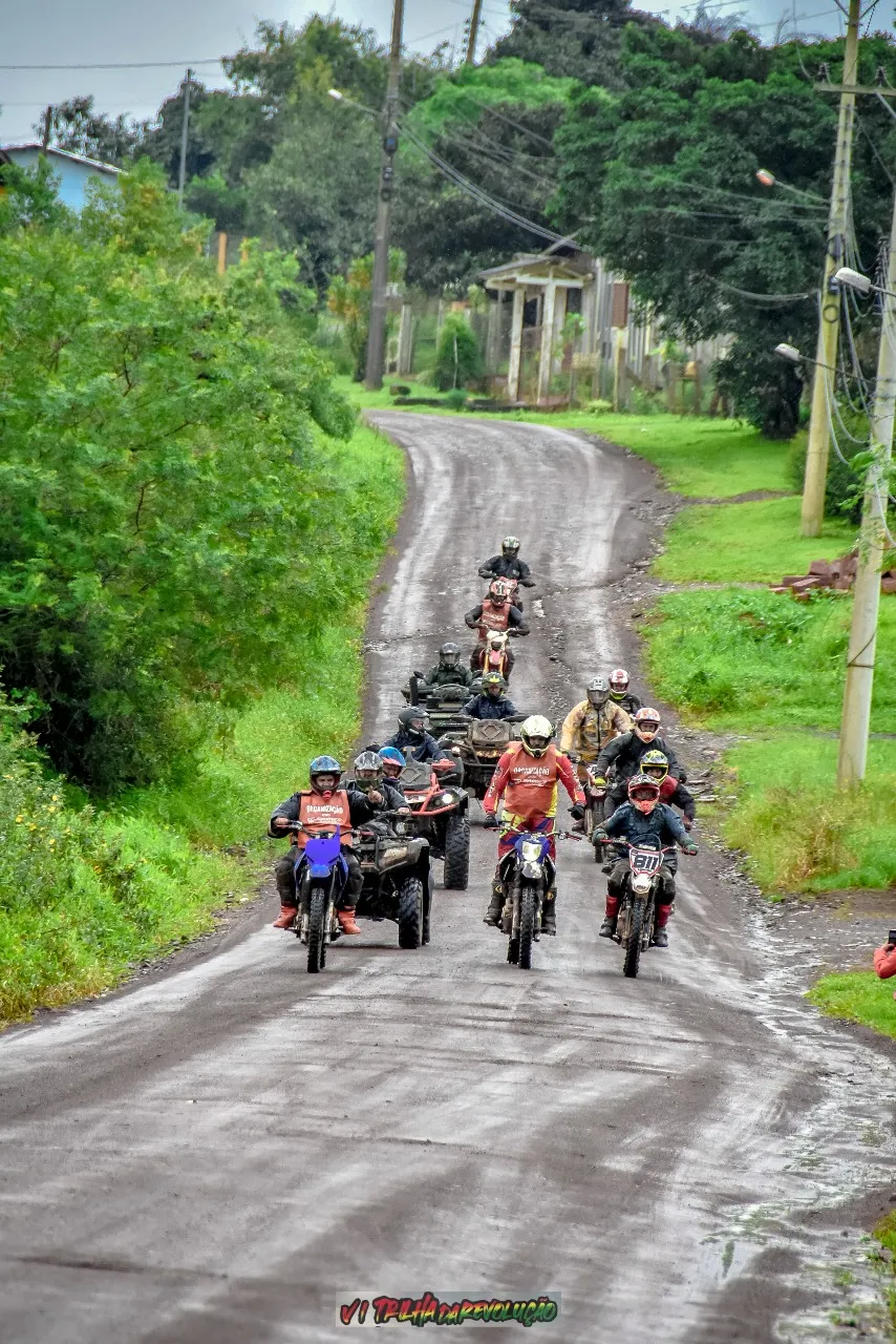 Grupo de pilotos reunidos durante a trilha
