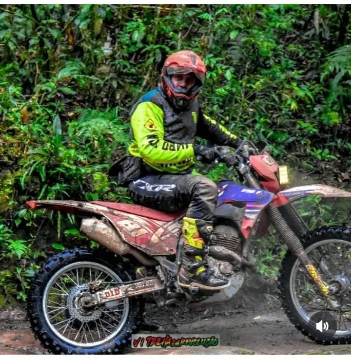 Piloto encarando a lama na trilha